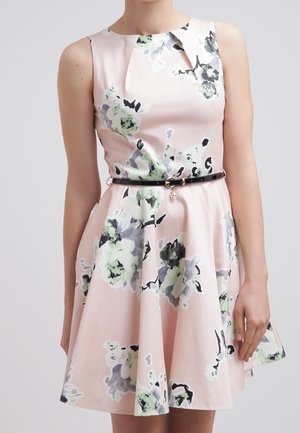 Różowa sukienka bez rękawów z zielono-szarym kwiatowym wzorem, dopasowaną talią z cienkim czarnym paskiem i rozkloszowanym dołem.