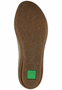 Brązowa gumowa podeszwa z teksturowanym wzorem abstrakcyjnych kształtów oraz zielonym logo żaby wkomponowanym w pobliżu pięty.