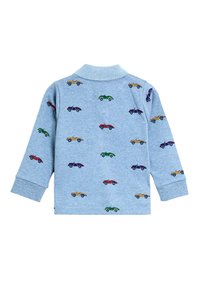 Langärmliges blaues Hemd aus weichem Material mit einem Muster aus kleinen, bunt gemusterten Autos. Rippkragen und -manschetten, lässiges Design.