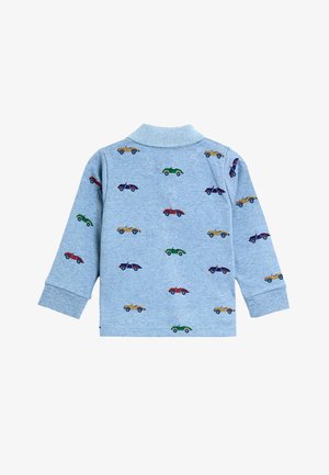 Niebieska koszula z długim rękawem, wykonana z miękkiego materiału, z wzorem składającym się z małych, kolorowych samochodów. Żebrowany kołnierzyk i mankiety, swobodny fason.