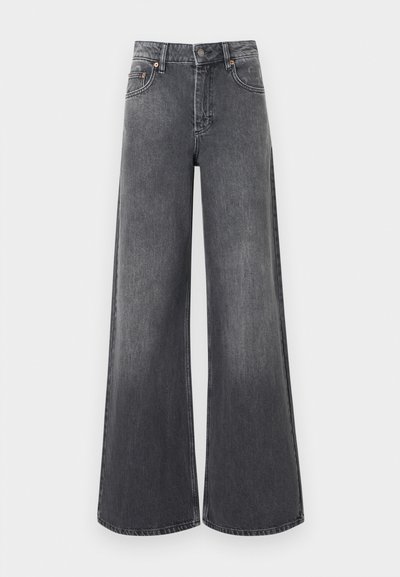 Τζιν με φαρδιά μπατζάκια σε σκούρο γκρι denim με ξεβαμμένο φινίρισμα. Διαθέτουν κλασικό σχεδιασμό με πέντε τσέπες και μεταλλικές λεπτομέρειες.