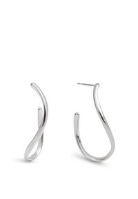 Silver hoopörhängen med en vriden design, med en slät och glänsande yta och en tunn, minimalistisk form. Kännetecknas av sina fluidiska kurvor.