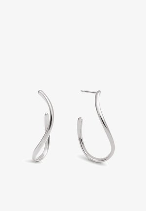 Pendientes de aro de plata con un diseño retorcido, que presentan un acabado liso y brillante, y una forma delgada y minimalista. Destacan por sus curvas fluidas.