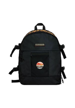 Zaino nero con una toppa rotonda che presenta montagne e un tramonto. Progettato con spallacci regolabili e tasca frontale in rete. Tessuto resistente.