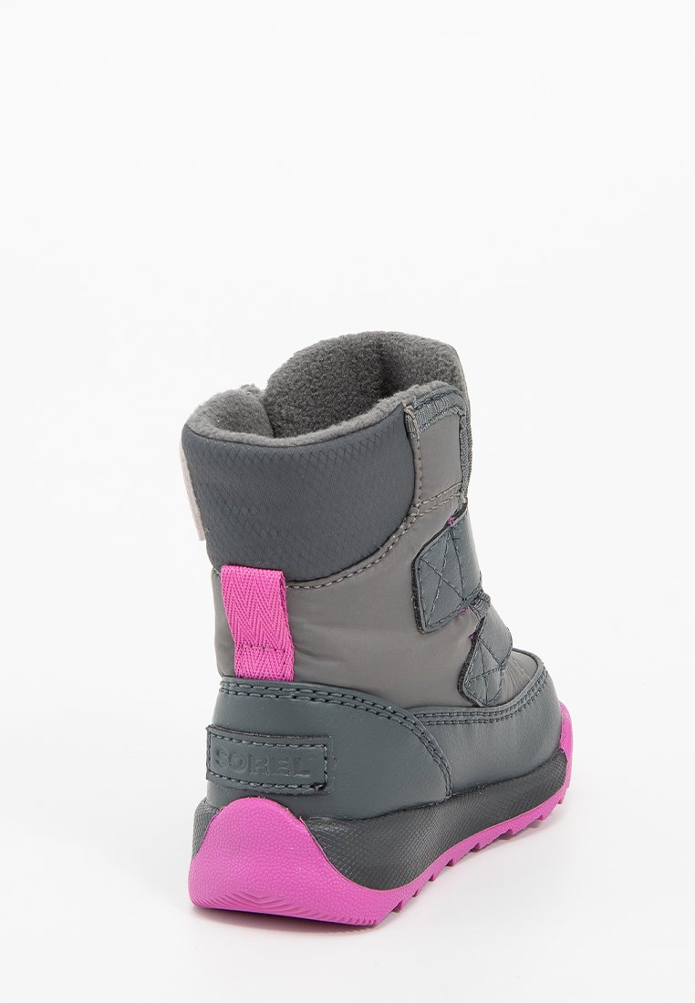 Graue und rosa isolierte Kinder-Winterstiefel mit Zuglasche und dicker Sohle, von hinten und im rechten Winkel betrachtet.