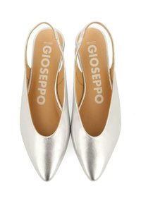 Talons aiguilles argentés métalliques avec un bout pointu, texture lisse et une semelle intérieure rembourrée couleur tan ornée du nom de la marque en relief.