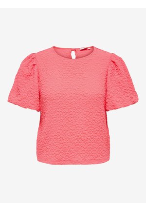 Korálovo ružová textúrovaná blúzka s krátkym rukávom, okrúhlym výstrihom a malým zapínaním na gombík na chrbte.