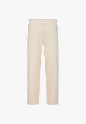 Bež ravne hlače s dugim nogavicama, zatvaranjem na gumb i patentni zatvarač, petljama za remen i bočnim džepovima, prikazane na bijeloj pozadini.