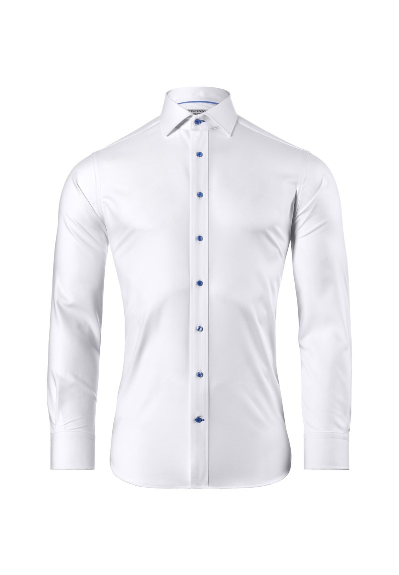 Chemise blanche à manches longues avec des boutons et des accents de col bleus. Tissu lisse et coupe ajustée, présentant un design classique à boutons.