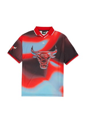 Lyhythihainen poolopaita, punainen ja sininen liukuvärjäys, jossa keskellä näkyy näkyvä härkälogo, kiinteä punainen kaulus ja reunus.