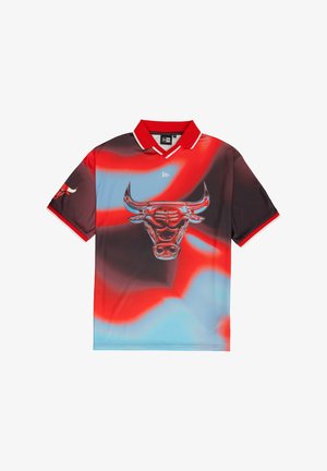 Polo à manches courtes, design dégradé rouge et bleu, avec un logo de taureau bien en évidence au centre, col et bordures rouges unis.