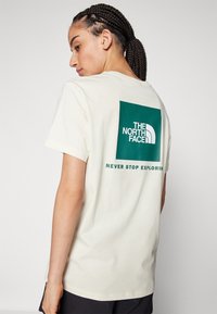 The North Face BOX RELAXED TEE - T-shirt med print - white dune/evergreen