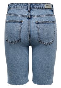 Short en denim bleu avec ourlets effilochés, vue arrière montrant deux poches arrière et une étiquette de marque sur la taille indiquant "ONLY."