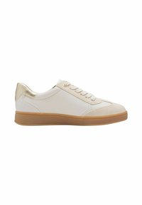 Sneaker bianche in pelle con punta in suede, suola in gomma beige e un accento metallico dorato sulla parte del tallone. Design con lacci piatti.