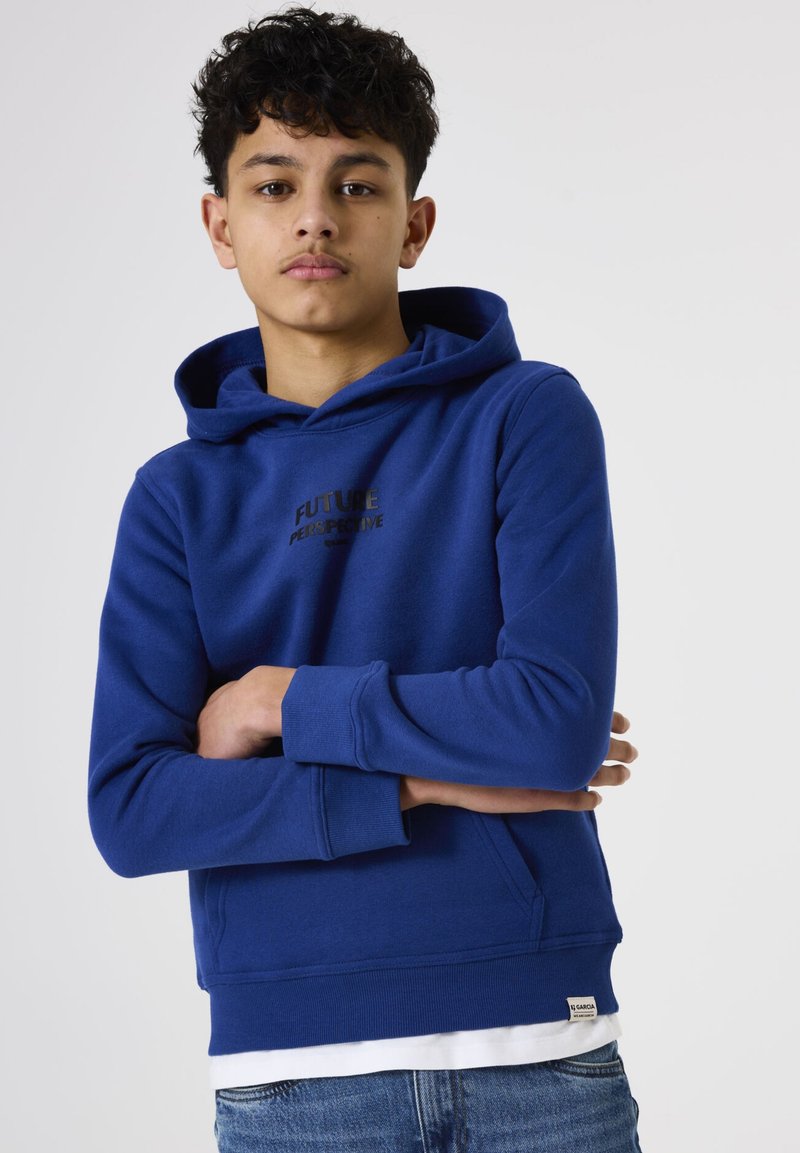 Sudadera azul royal con un bolsillo tipo canguro, puños y dobladillo acanalados. Presenta un texto gráfico "PERSPECTIVA DEL FUTURO" en el pecho.