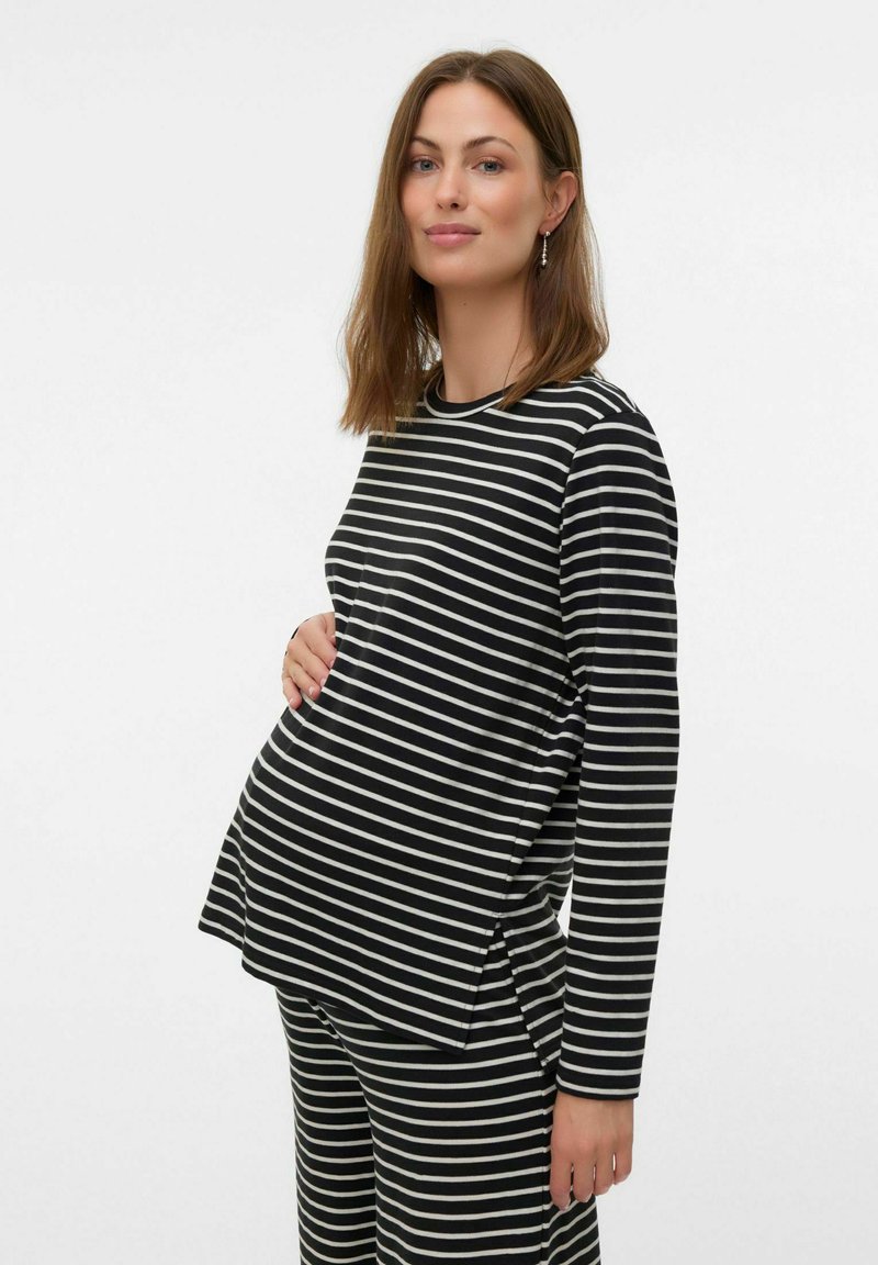 Zwangere slaperset in zwart-witte strepen, met een relaxte pasvorm, lange mouwen en zijslitsen voor comfort, gemaakt van zachte stof.