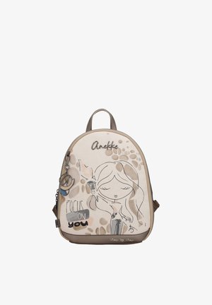 Piccolo zaino beige con una ragazza dei cartoni animati che tiene un gelato, testo "Focus on you" e portachiavi decorativo sulla zip.