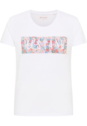 Biały t-shirt z krótkim rękawem z prostokątnym kwiatowym wzorem w kolorze różowym, niebieskim i zielonym, z napisem "MUSTANG" białymi literami na wysokości klatki piersiowej.