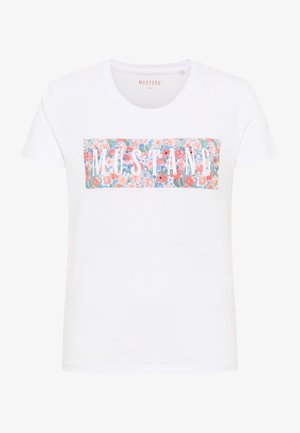 Biały t-shirt z krótkim rękawem z prostokątnym kwiatowym wzorem w kolorze różowym, niebieskim i zielonym, z napisem "MUSTANG" białymi literami na wysokości klatki piersiowej.