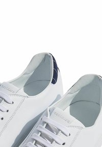 Scarosso PINSTRIPE - Tenisice - white calf