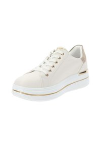 Baskets blanches avec une tige synthétique texturée, œillets dorés et une accent doré sur la semelle blanche épaisse. Tirant au talon beige doux.