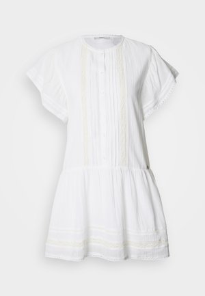 Vestido blanco de algodón con mangas cortas fruncidas, botones en el frente, tapeta con detalles de encaje y falda acampanada con ribete de encaje en el dobladillo.