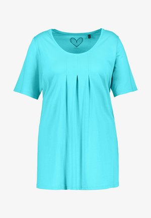 T-shirt turchese a maniche corte realizzato in tessuto morbido, con scollatura rotonda e un design frontale plissettato con un dettaglio a forma di cuore all'interno del colletto.