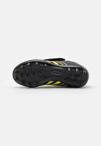 Hummel HATTRICK - Fodboldstøvler til fast underlag - caviar/safety yellow