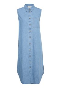 Vestido sin mangas de denim azul claro con cierre frontal de botones, cuello, un bolsillo en el pecho y aberturas laterales en el dobladillo.
