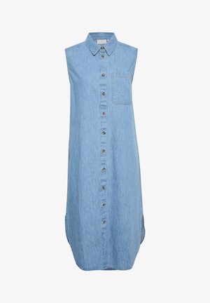 Lichtblauw denim mouwloos jurkje met een knoopsluiting aan de voorkant, kraag, enkele borstzak en zijsplitten aan de onderrand.
