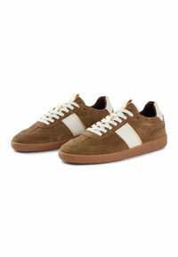 Ein Paar braune Wildledersneaker mit weißen Seitenstreifen, weißen Schnürsenkeln und Sohlen aus Gummi auf einem weißen Hintergrund.