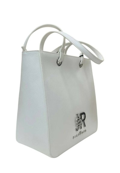 Borsa strutturata bianca realizzata in ecopelle testurizzata. Presenta doppi manici superiori e hardware in argento con un accento del logo sulla parte frontale.