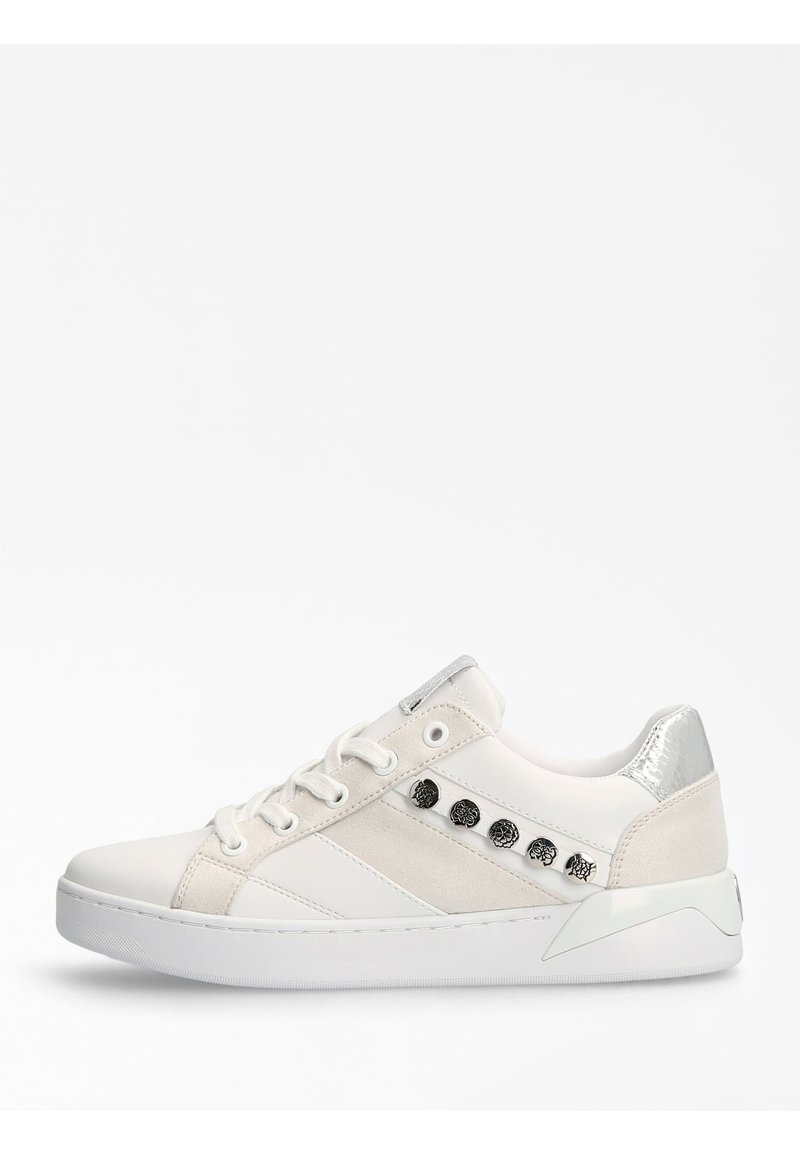 Sneaker bianco con upper in pelle liscia e suede, con dettagli argentati, lacci piatti e decorazioni circolari lungo il lato. Suola in gomma.