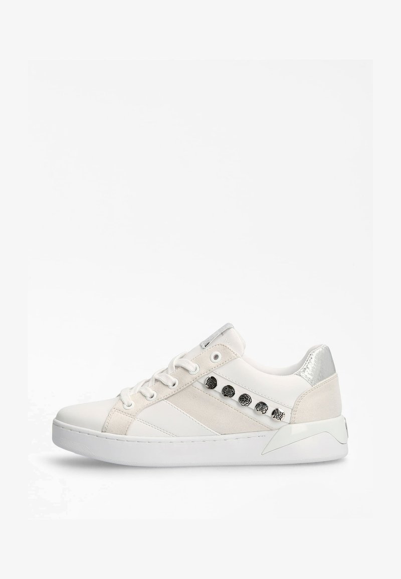 Sneaker bianco con upper in pelle liscia e suede, con dettagli argentati, lacci piatti e decorazioni circolari lungo il lato. Suola in gomma.