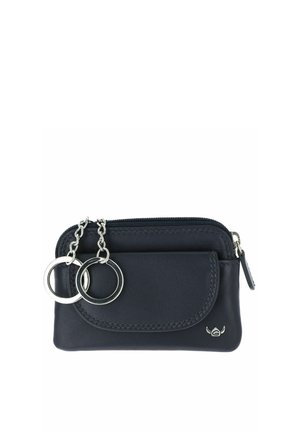 Pochette en cuir noir avec fermeture éclair, poche avant avec rabat, deux anneaux porte-clés argentés attachés par des chaînes, et un petit logo en métal en bas à droite.