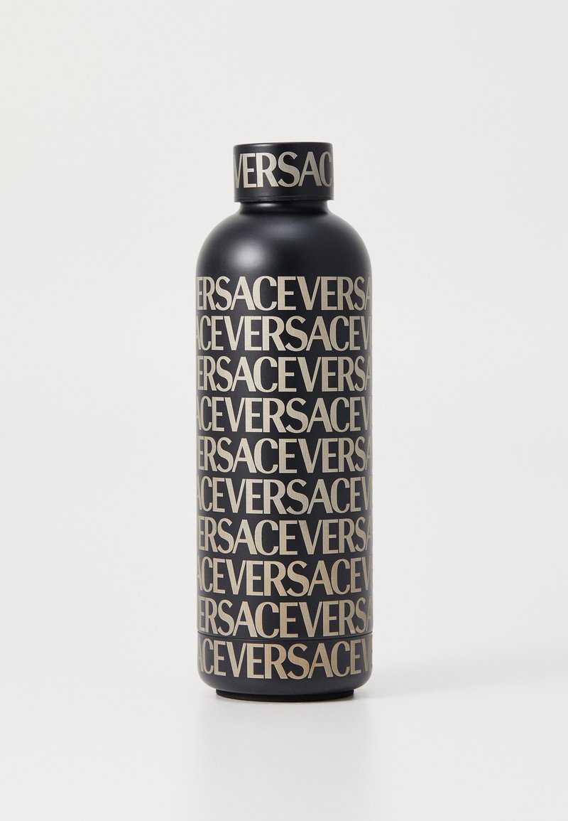 Bottiglia d'acqua nera in metallo con finitura matte liscia, caratterizzata da un motivo a ripetizione con il testo dorato "VERSACE". Forma cilindrica con un tappo arrotondato.