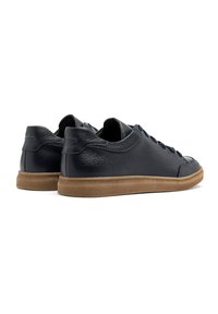 Adidași din piele bleumarin cu o finisare texturată, talpă din cauciuc maro plat și șase ochiuri pentru șireturi. Vârf rotund și design cu tăietură joasă.