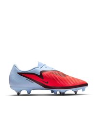 Scarpa da calcio Nike Phantom con tomaia azzurra chiara e gradiente rosso, dettagli testurizzati e accenti neri. Suola chiodata per una migliore presa.