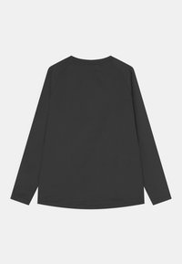 Czarna koszula z długim rękawem i okrągłym dekoltem, pokazana od tyłu, rozłożona na białym tle.