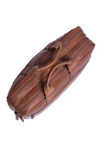 Borsa in pelle tan con doppie cerniere, forma curva e due manici. Texture liscia con dettagli cuciti e accenti metallici.