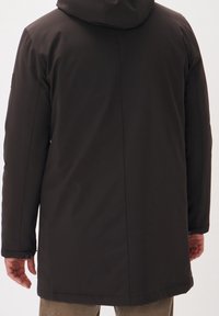 Svart vadderad jacka med huva, med en slät textur, långa ärmar och en något längre passform, lämplig för kallt väder.