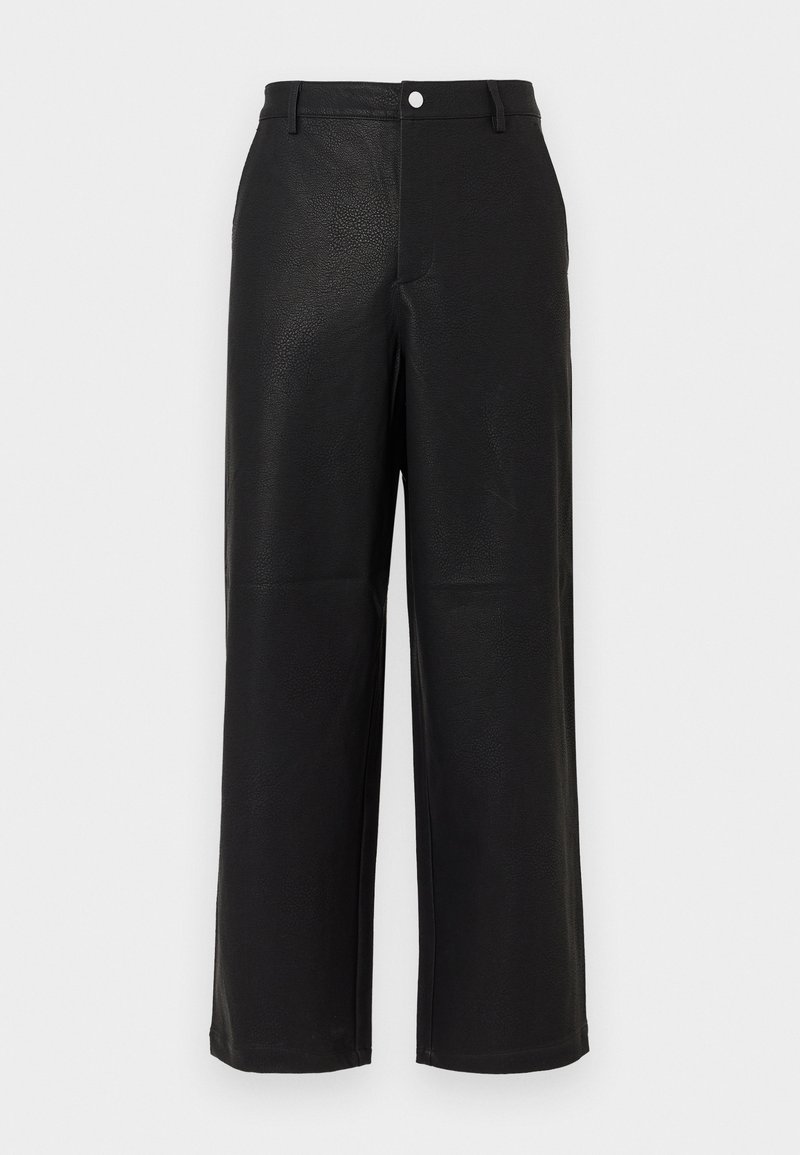 Schwarze Kunstleder-Hosen im weiten Schnitt mit einer dezenten strukturierten Oberfläche. Mit Vordertaschen und einem glatten Bund mit Knopfverschluss.