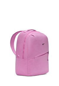 Ροζ σακίδιο πλάτης με επενδεδυμένους ιμάντες, εμπρόσθια τσέπη με φερμουάρ και μικρό μαύρο λογότυπο Nike σε λευκό απλό φόντο.