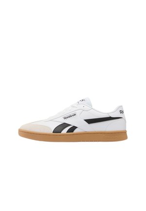 Weißer Reebok-Sneaker mit schwarzen Streifen, Gummisohle und Wildleder-Zehenschutzkappe, der das rechte Seitenprofil auf weißem Hintergrund zeigt.