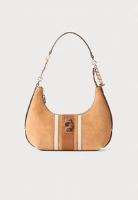 Kleine Schultertasche aus tanfarbenem Wildleder und Leder mit goldenen Kettenakzenten und zentralem Guess-Logo auf vertikalen Streifen.