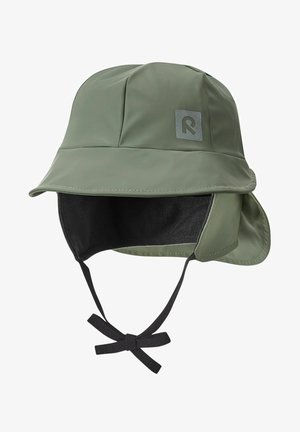 Cappello a secchiello verde oliva resistente all'acqua con una larga tesa, cinturino regolabile nero sotto il mento e un'etichetta logo grigia sul fronte.