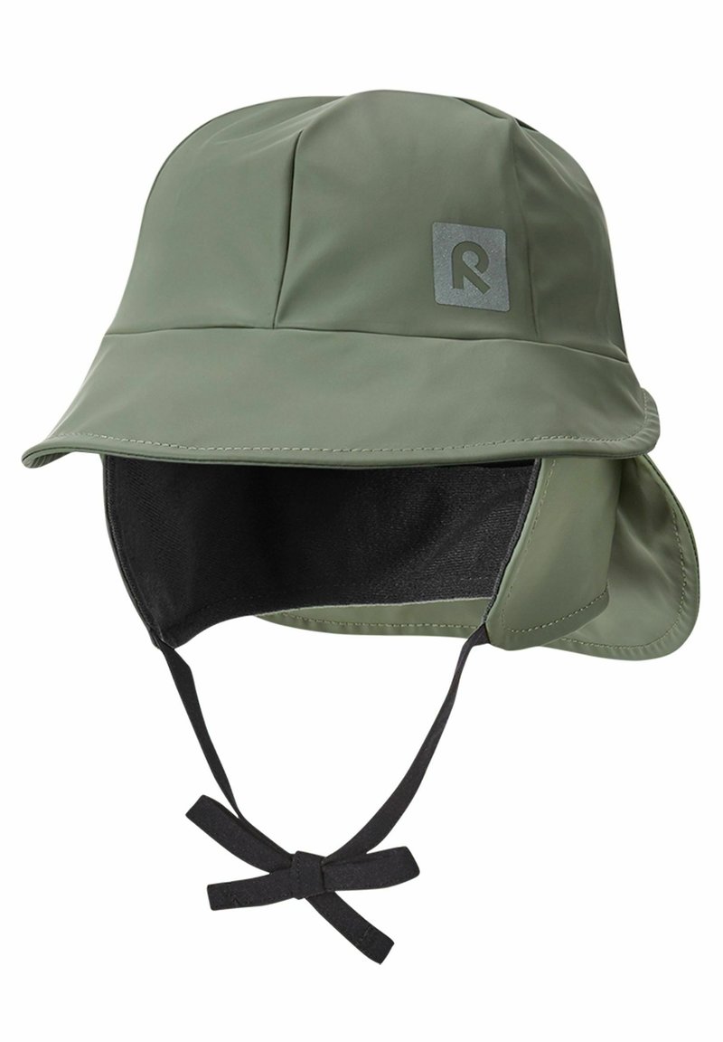 Chapeau seau olive vert résistant à l'eau avec un large bord, une sangle de menton noire ajustable et un patch logo gris à l'avant.