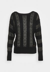 Czarny sweter z dzianiny z otwartym wzorem koronkowym i solidnymi paskowanymi sekcjami. Szeroki dekolt i luźny krój. Zachowuje teksturowany wygląd.
