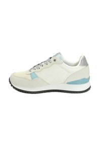 Sneaker bianca con accenti azzurri, materiali in rete testurizzata e pelle liscia, punta rotonda, occhielli argentati e suola nera in gomma.