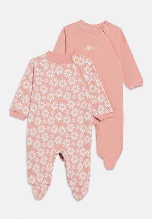 Zwei rosa Baby-Strampler. Einer hat ein weißes Gänseblümchenmuster, der andere zeigt den Schriftzug „LOVE“ in Gold. Beide haben lange Ärmel und einen Fußteil.